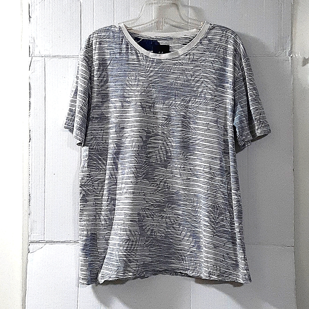 Nice looking Florel patern T-Shirt size Large